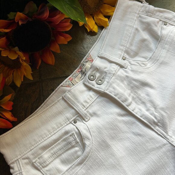 Levi’s Classic Denim Jean Shorts in White, Size 8 (NEW) - Picture 2 of 16